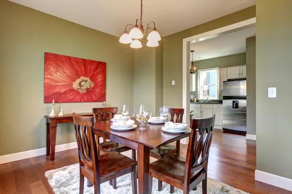 Sala de jantar com paredes verdes e piso cereja . — Fotografia de Stock