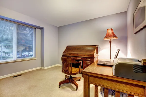 Home office con pareti blu e mobili in legno . — Foto Stock