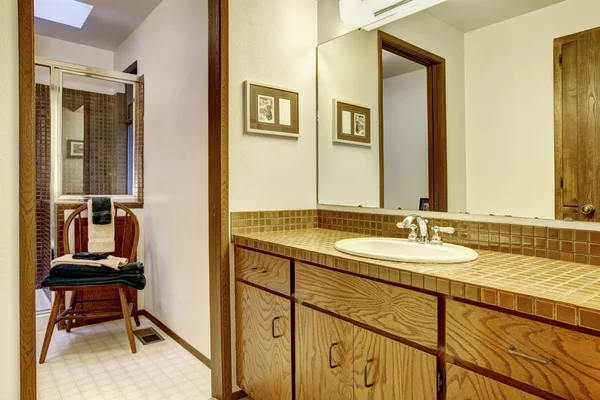 Banheiro simples marrom desatualizado com uma pia . — Fotografia de Stock