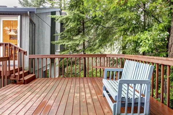 Baksidan av huset däck med blå bench. — Stockfoto