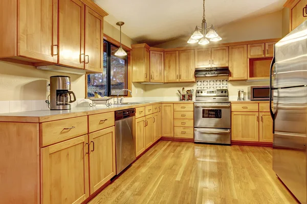 Americká dřeva teplá žlutá kuchyň. — Stock fotografie