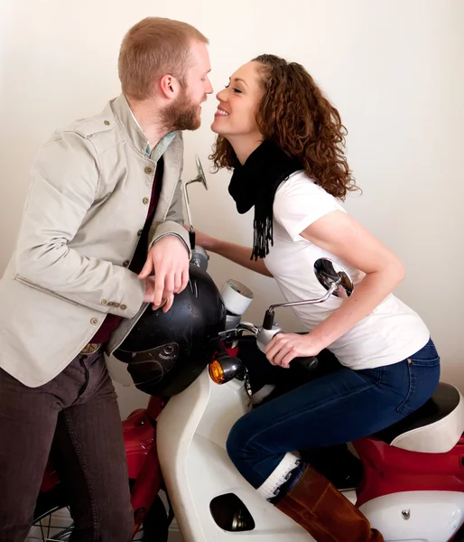 Jovem casal bonito na scooter flertando durante a data . — Fotografia de Stock