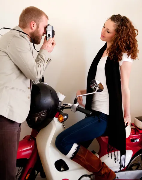 Casal na scooter se divertindo durante a data romântica . — Fotografia de Stock