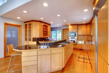büyük lüks modern ahşap mutfak granit tezgahlar.