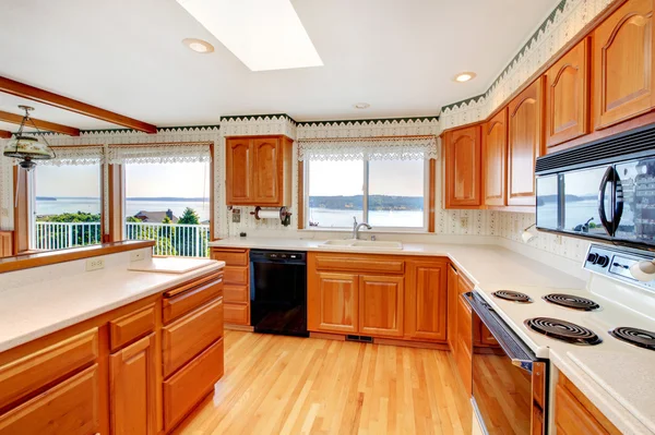 水视图和白色台面的明亮木舒适厨房. — 图库照片