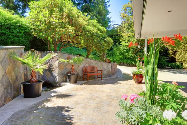 Внешний двор дома с цветами и керамической плиткой — стоковое фото