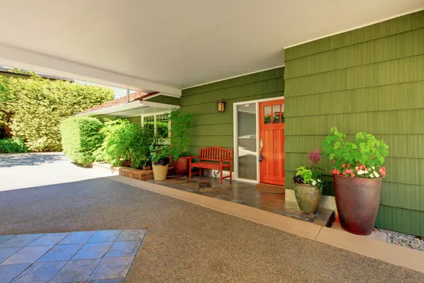 Přední dveře a zelený dům s pěkně obrubník odvolání. — Stock fotografie