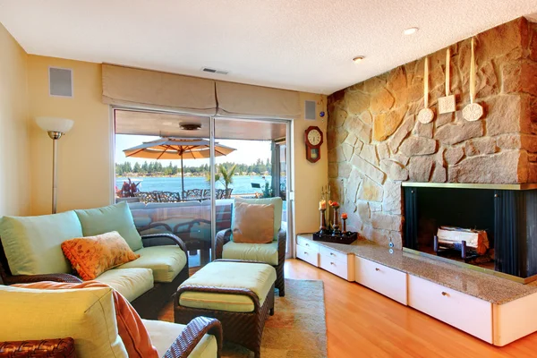 Malý útulný obývací pokoj s krbem a lake view. — Stock fotografie