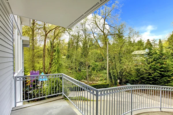 Exterir dům čelní balkón s výhledem na příjezdové cestě. — Stock fotografie