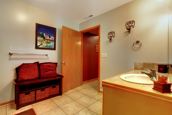 Großes Badezimmer mit Doppelwaschbecken und Badewanne mit roten Kissen. — Stockfoto