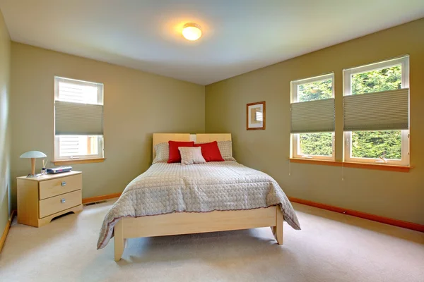 Dormitorio de invitados grande y luminoso con muchas ventanas . — Foto de Stock