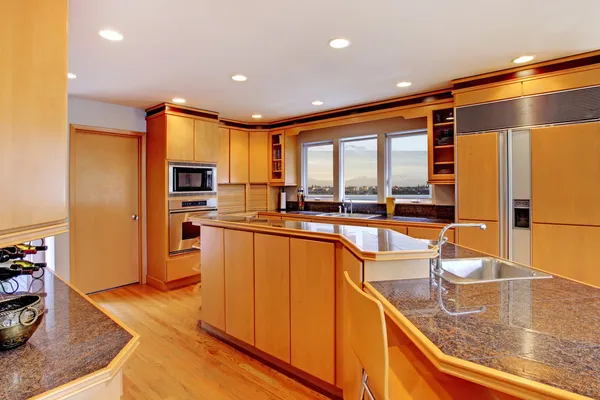 Gran cocina moderna de madera de lujo con encimeras de granito . — Foto de Stock