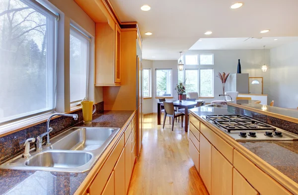 Grande luxo cozinha de madeira moderna com bancadas de granito . — Fotografia de Stock