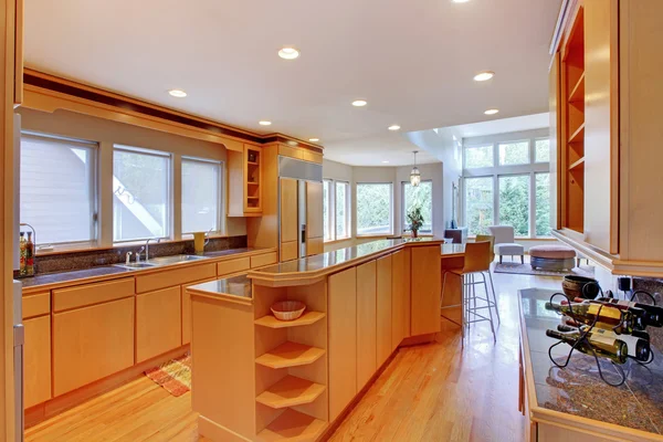 Grote luxe moderne houten keuken met granieten aanrechtbladen. — Stockfoto