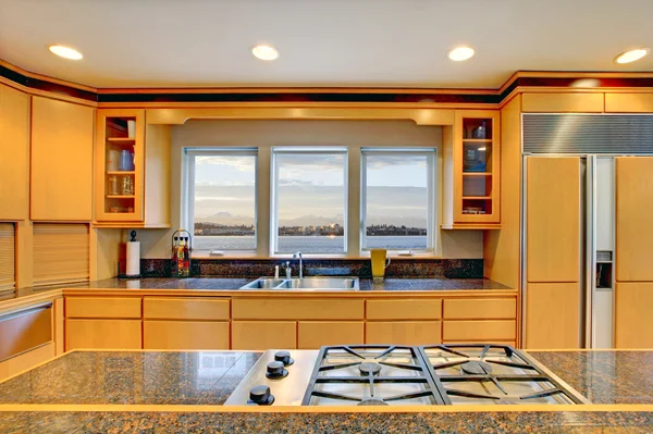Gran cocina moderna de madera de lujo con encimeras de granito . — Foto de Stock