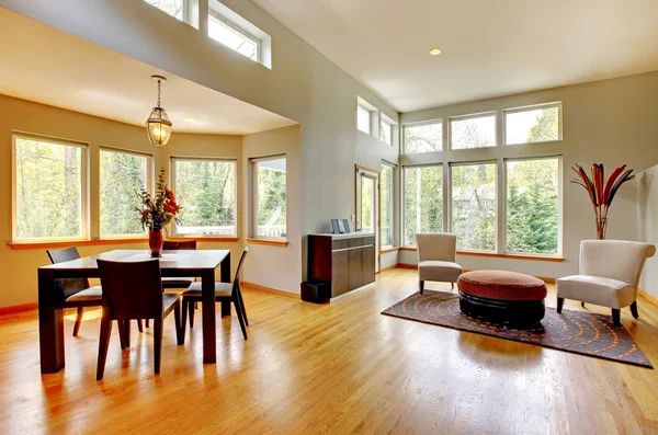 Amplio comedor y sala de estar en una casa moderna con muchas ventanas . — Foto de Stock