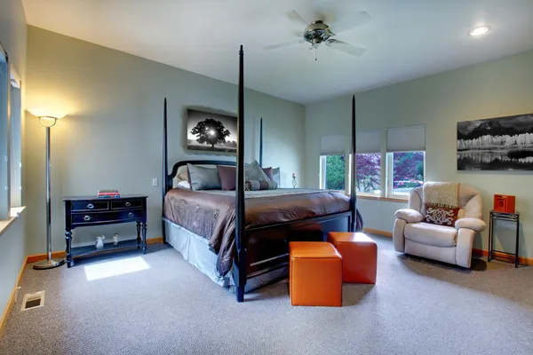 Große helle, moderne Schlafzimmereinrichtung mit Pfostenbett. — Stockfoto