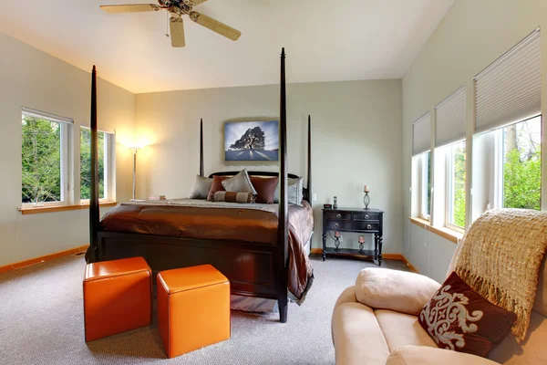Gran dormitorio moderno y luminoso diseño interior con cama de posta . —  Fotos de Stock