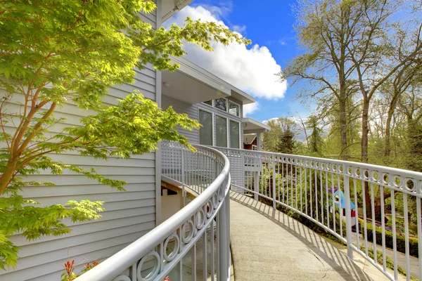 Large grey house exterior of modern home with walkway. — Stock Photo, Image