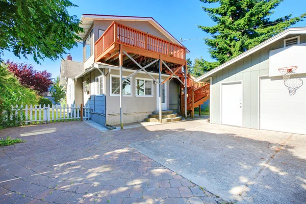 Två berättelse hus exteriör bakgård med garage. — Stockfoto