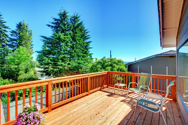 Grande novo deck de madeira casa exterior com cadeiras . — Fotografia de Stock
