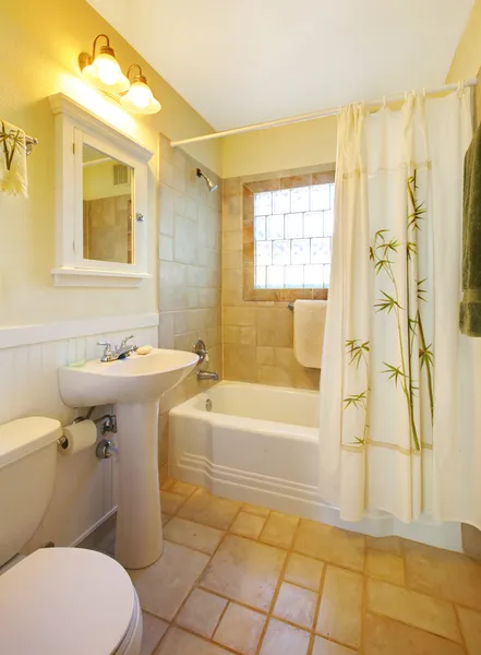 Banheiro pequeno com chuveiro branco moderno . — Fotografia de Stock
