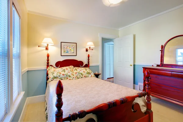 Krásné romantické klasické modré ložnice. — Stock fotografie