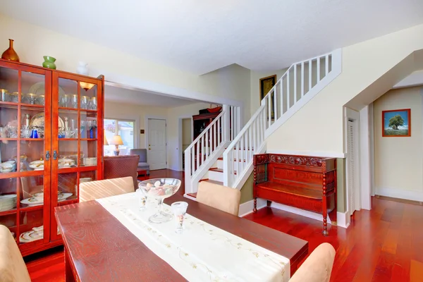 Bela sala de jantar com escadaria e piso cereja . — Fotografia de Stock