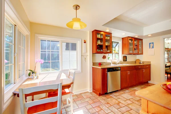 Cozinha de madeira de cereja encantadora com piso de azulejo . — Fotografia de Stock