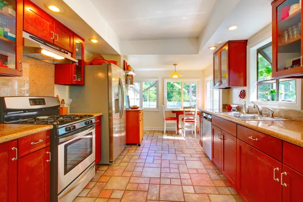 Cozinha de madeira de cereja encantadora com piso de azulejo . — Fotografia de Stock