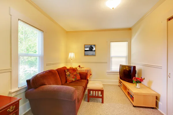 Pequena sala de estar simples com TV e sofá . — Fotografia de Stock