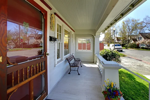 Oude huis veranda met uitzicht op straat lente. — Stockfoto