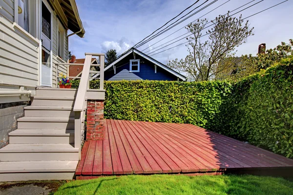 Small private back yard with new deck. — Stock Photo, Image