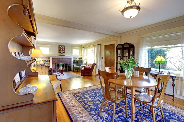 Comedor en sala de estar. Antigua casa de estilo inglés . —  Fotos de Stock