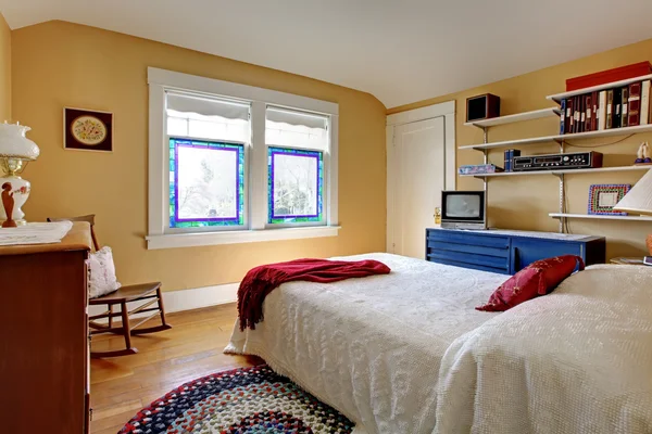 Vecchio stile inglese camera da letto con letto bianco . — Foto Stock