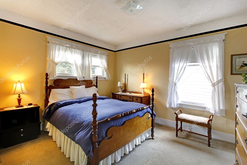 elegante oude Engelse stijl slaapkamer geel en blauw — Stockfoto ... elegante oude Engelse stijl slaapkamer geel en blauw — Stockfoto ...