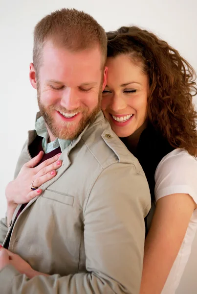 Молодая красивая пара обнимается счастливая . — стоковое фото