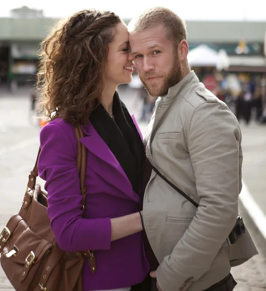 Jovem casal apaixonado beijando na rua . — Fotografia de Stock