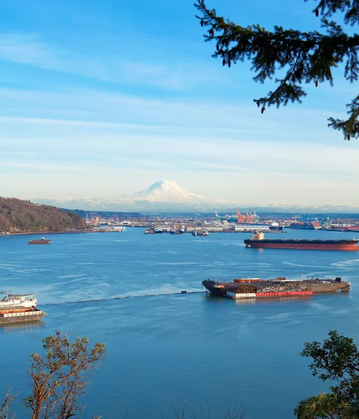 Porto de Tacoma com navios de carga e vulcão Mt. Ranier... . — Fotografia de Stock