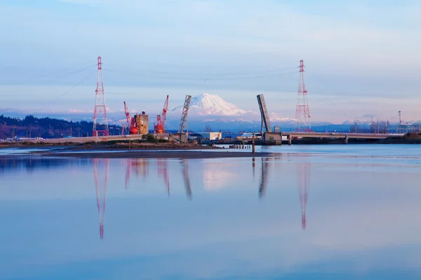 Mt.ranier und tacoma port mit kränen und brücke. — Stockfoto