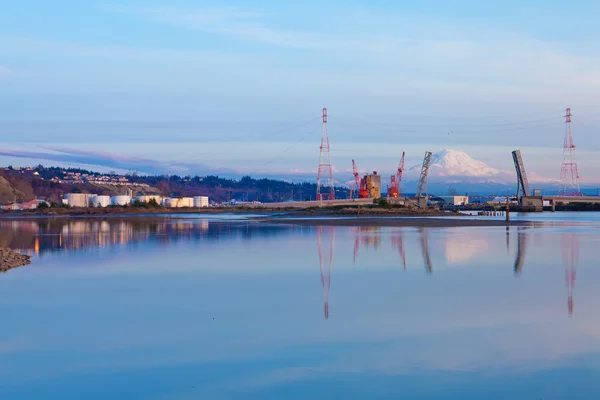 Přístavu Tacoma olejové nádrže a hory. — Stock fotografie