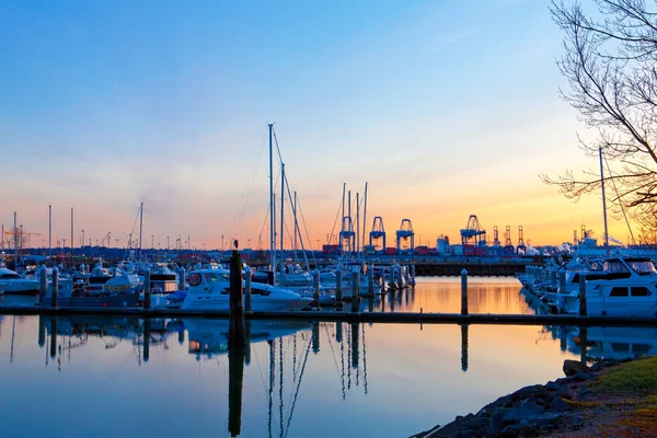 Tacoma portu i przystani z łodzi na zachodzie słońca. — Zdjęcie stockowe