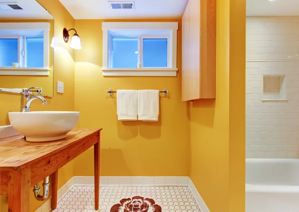 Pomarańczowy łazienka z umywalką nowoczesne. — Zdjęcie stockowe