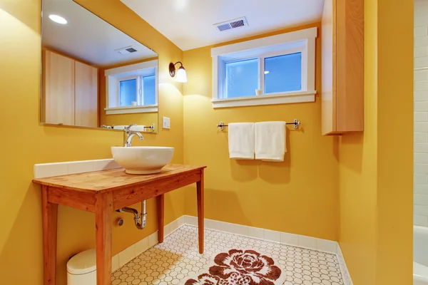 Оранжевая современная ванная комната с круглой раковиной . — стоковое фото