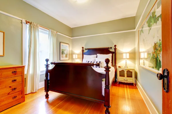 Zelená ložnice s klasickým designem. — Stock fotografie