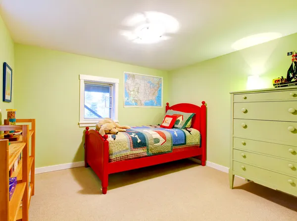 Verde meninos crianças quarto com cama vermelha . — Fotografia de Stock