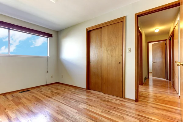 Prázdná ložnice s lesklou dřevěnou podlahu. — Stock fotografie