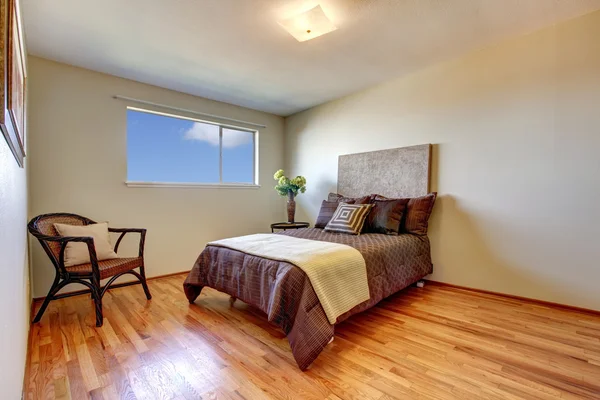 Nuevo dormitorio con piso de madera . —  Fotos de Stock