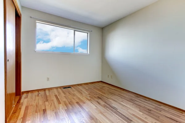 Interiér prázdné místnosti s dřevěnou podlahou. — Stock fotografie
