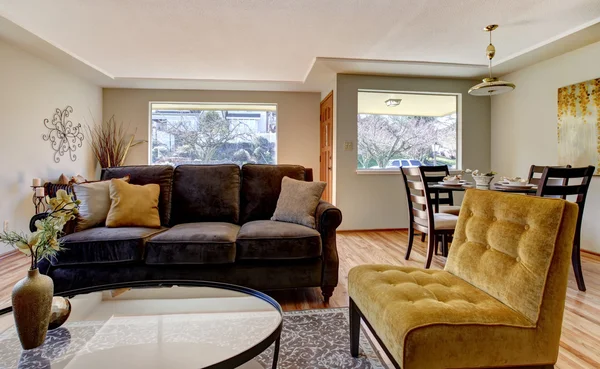 Obývací pokoj s pohovkou hnědé a žluté křeslo. — Stock fotografie
